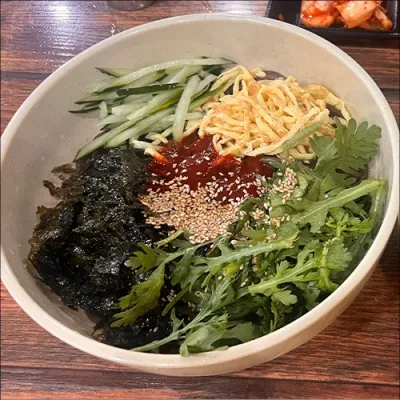 비빔 메밀 국수 (해초·계란지단·쑥갓)