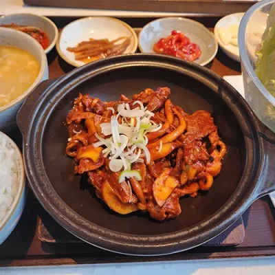 제철 알밴 쭈꾸미 매운 볶음 정식